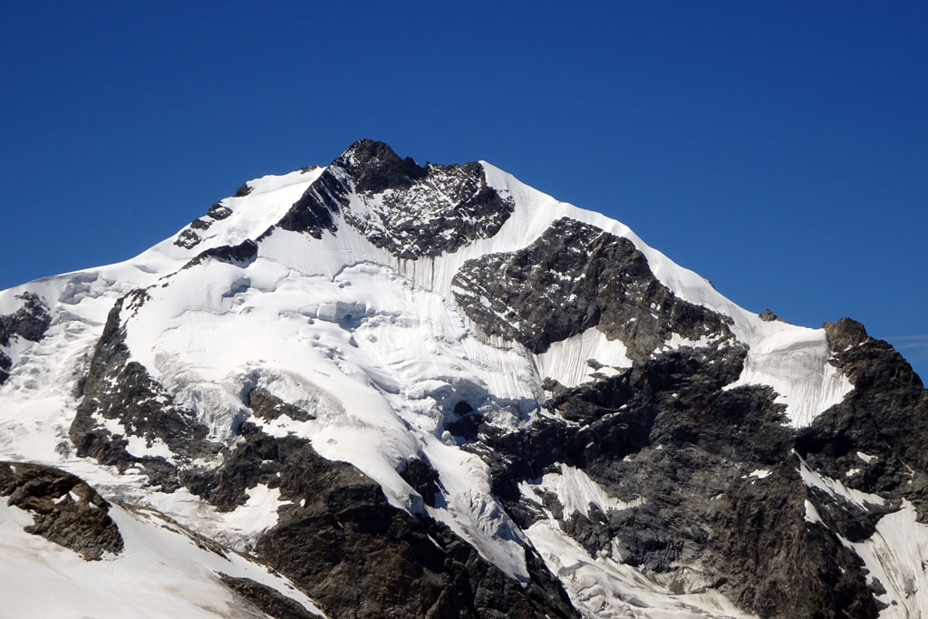 A Piz Bernina csúcsa a Diavolezza háztól nézve 2017-ben. A legmagasabb pontra jobb oldalról felfutó gerinc a Biancograt 